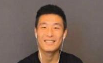 武磊采访背后曝光 矿泉水瓶和纸巾做手机支架