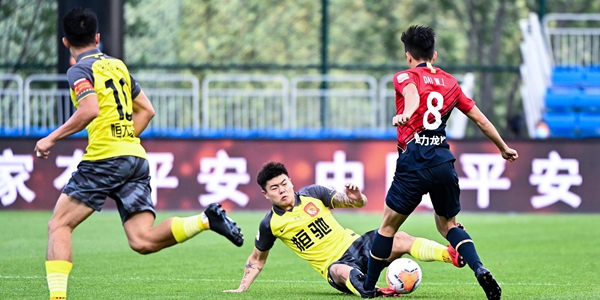 津媒:杨立瑜犯规比卡达尔恶劣 判罚尺度显然有问题