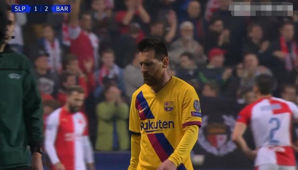 心疼梅西！巴萨险遭逼平，对方主帅跪地惋惜，赛后梅西快速离场