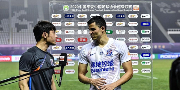 硬汉！莫队手指脱臼当场复位 指部发紫难忍疼痛|图