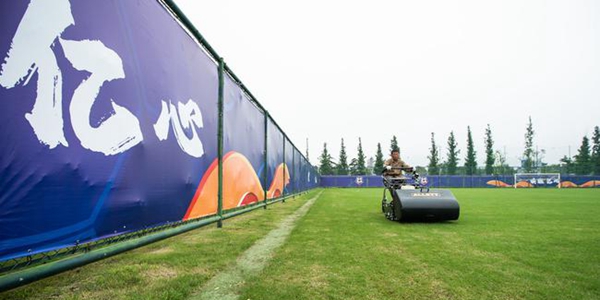 中超一块草坪养护每年花费超百万 还要"看天吃饭"