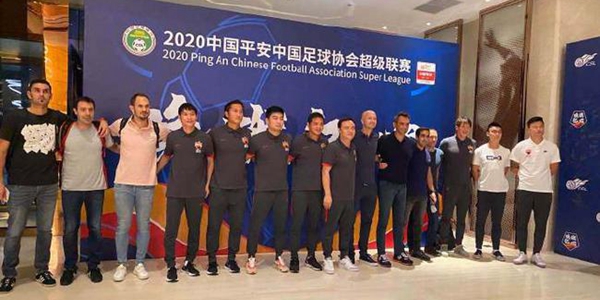 小克鲁伊夫抵达大连和深足会合 管理层亲自迎接