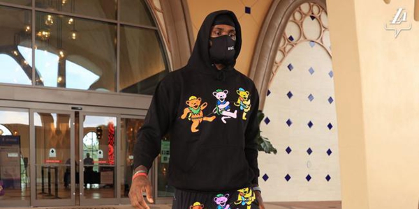 可爱！詹姆斯穿三只小熊帽衫 口罩印子女名字