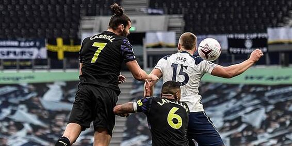 英超名中锋：荒唐手球新规 瞄着手踢会成为新战术