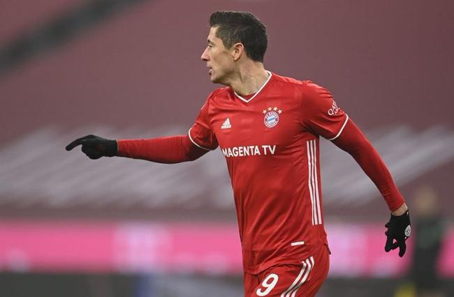 莱万双响破250球大关 科曼助攻 拜仁2-1逆转