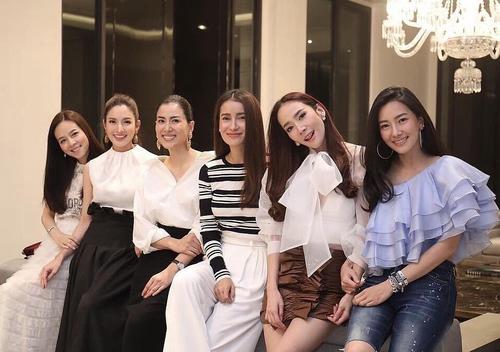 伍伦盼年轻时照片一览