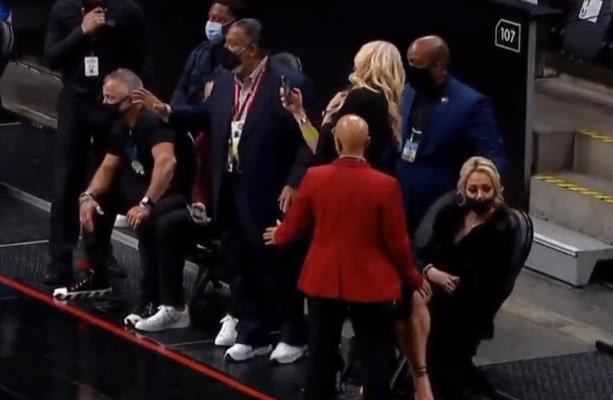 湖人2月2日比赛詹姆斯冲突起因经过