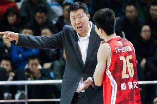 八一球员雷蒙赛场怒怼八一主教练王治郅原因