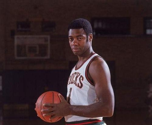 奥斯卡·罗伯特森个人介绍