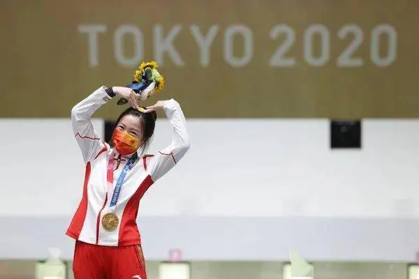 7月24日，00后女孩杨倩拿下奥运会首枚金牌