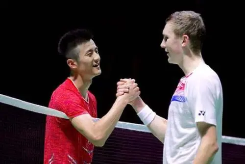 东京奥运会奥赛龙击败谌龙，情绪失控，双方互换球衣