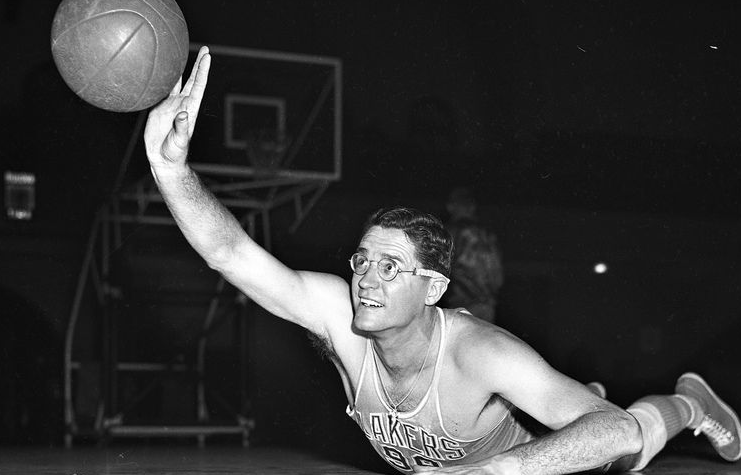 乔治麦肯没有退役球衣的原因