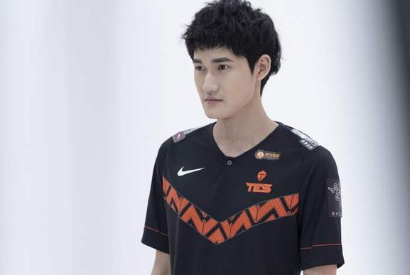 TES战队成员洪浩轩个人简介