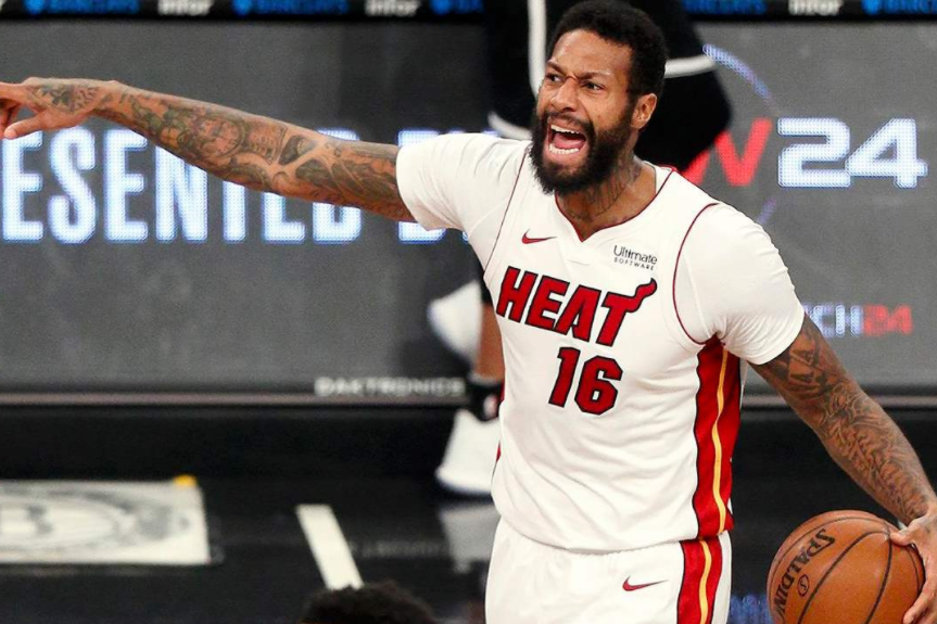 詹姆斯约翰逊打伊巴卡视频