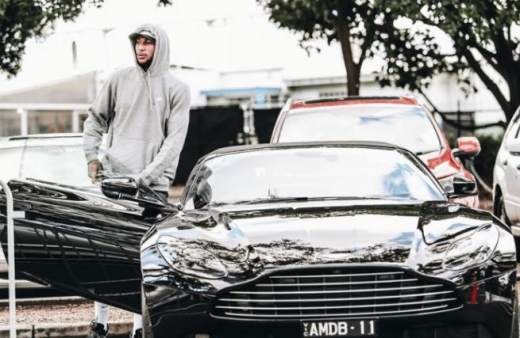 西蒙斯态度坚决，悠闲的网上炫富