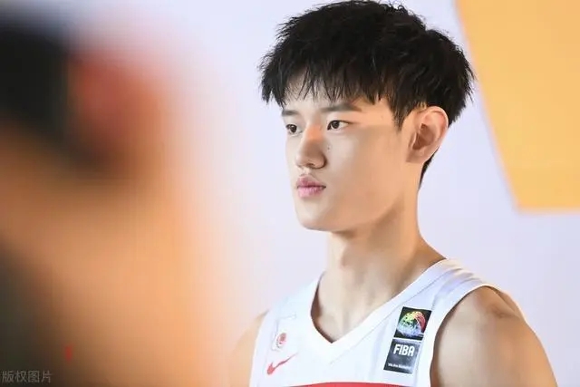 曾凡博正式签约NBA发展联盟点燃队