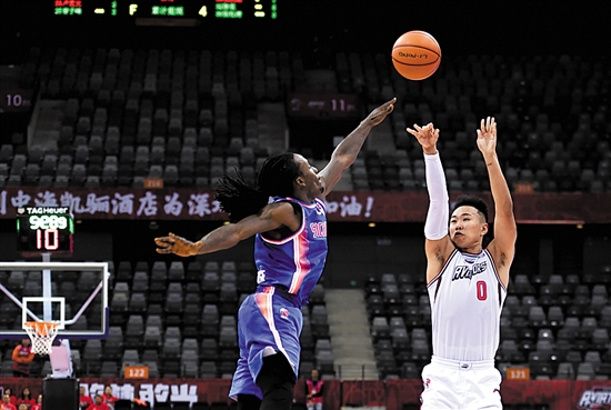 贺希宁0.1秒超远三分绝杀视频回顾