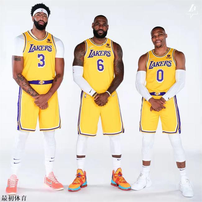 湖人三巨头合砍84分险胜火箭