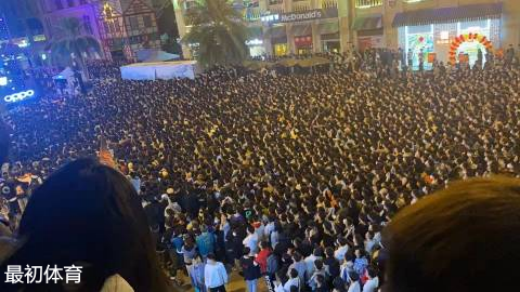 武汉光谷直播LOL全球总决赛，组织观看者被拘