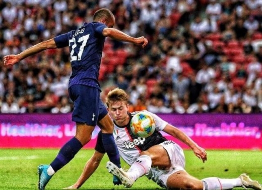 德里赫特飞铲科雷亚视频介绍