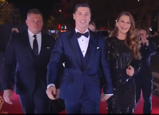 2021金球奖颁奖典礼莱万获得最佳前锋