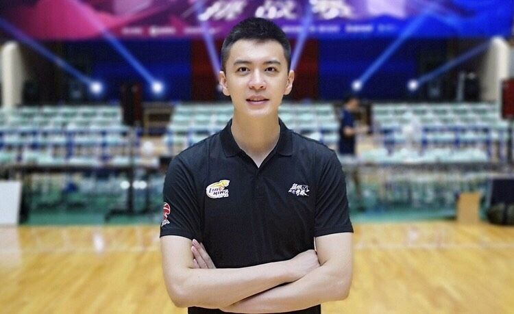 辽宁男篮现任主教练是谁