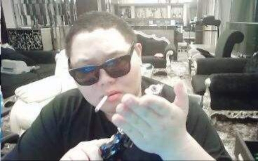 PDD反向抽烟梗介绍