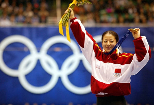 冬奥会中国第一枚金牌获得者杨扬