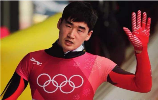 闫文港钢架雪车获得铜牌创造中国历史