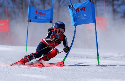 高山滑雪项目中运动员撞旗杆原因