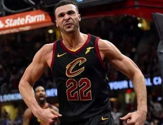 小拉里南斯是白人吗